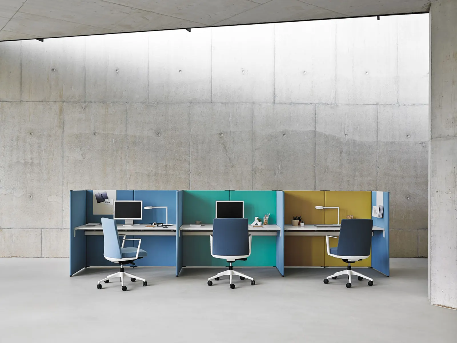 Actiu Link, puestos de trabajo divididos con paneles en distintos colores