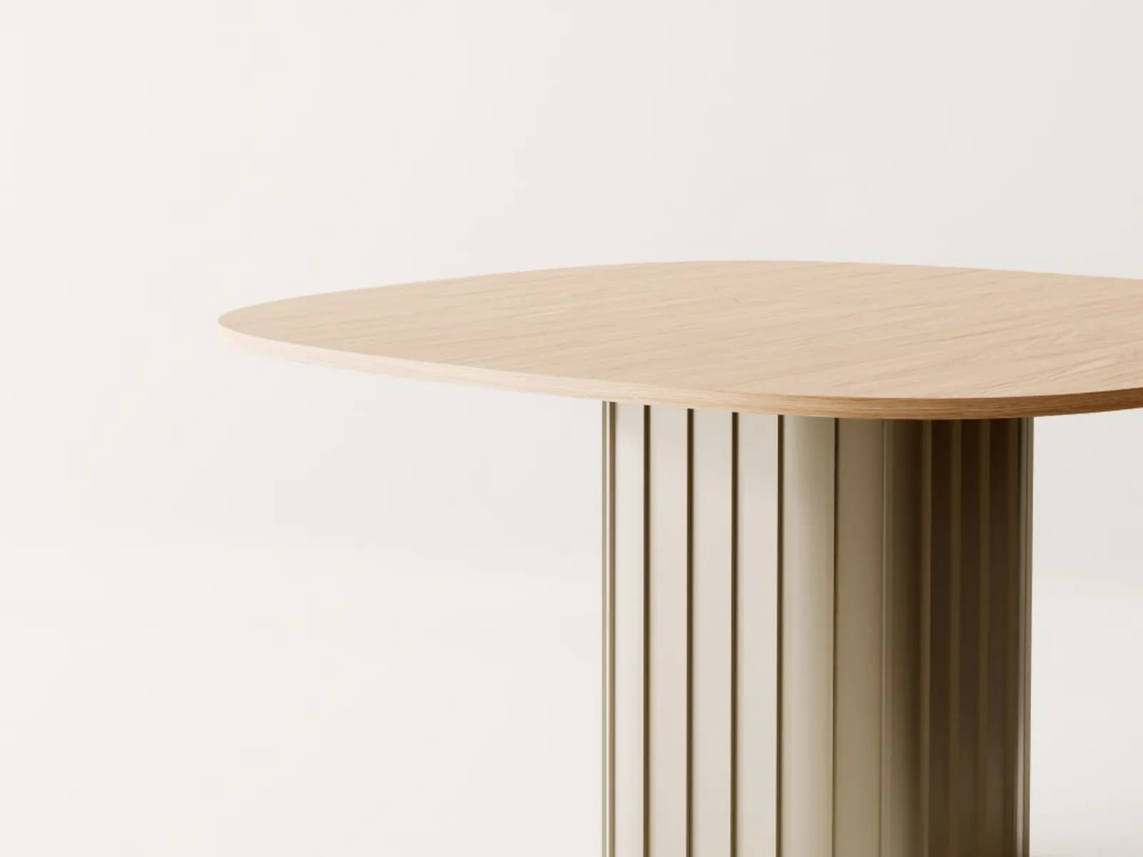 Akaba Xut, detalle de la columna con nervios metálicos verticales