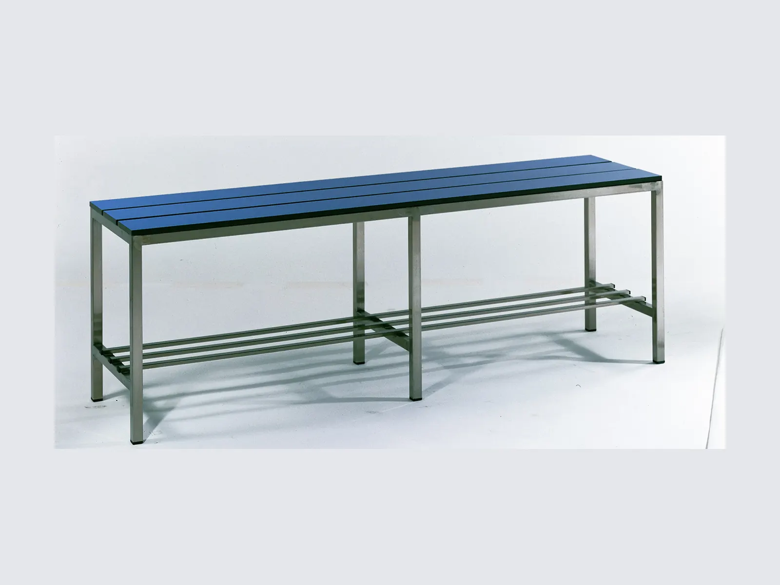 Altimiras Banco Novara, banco de vestuario con asiento fenólico azul y zapatero inferior integrado