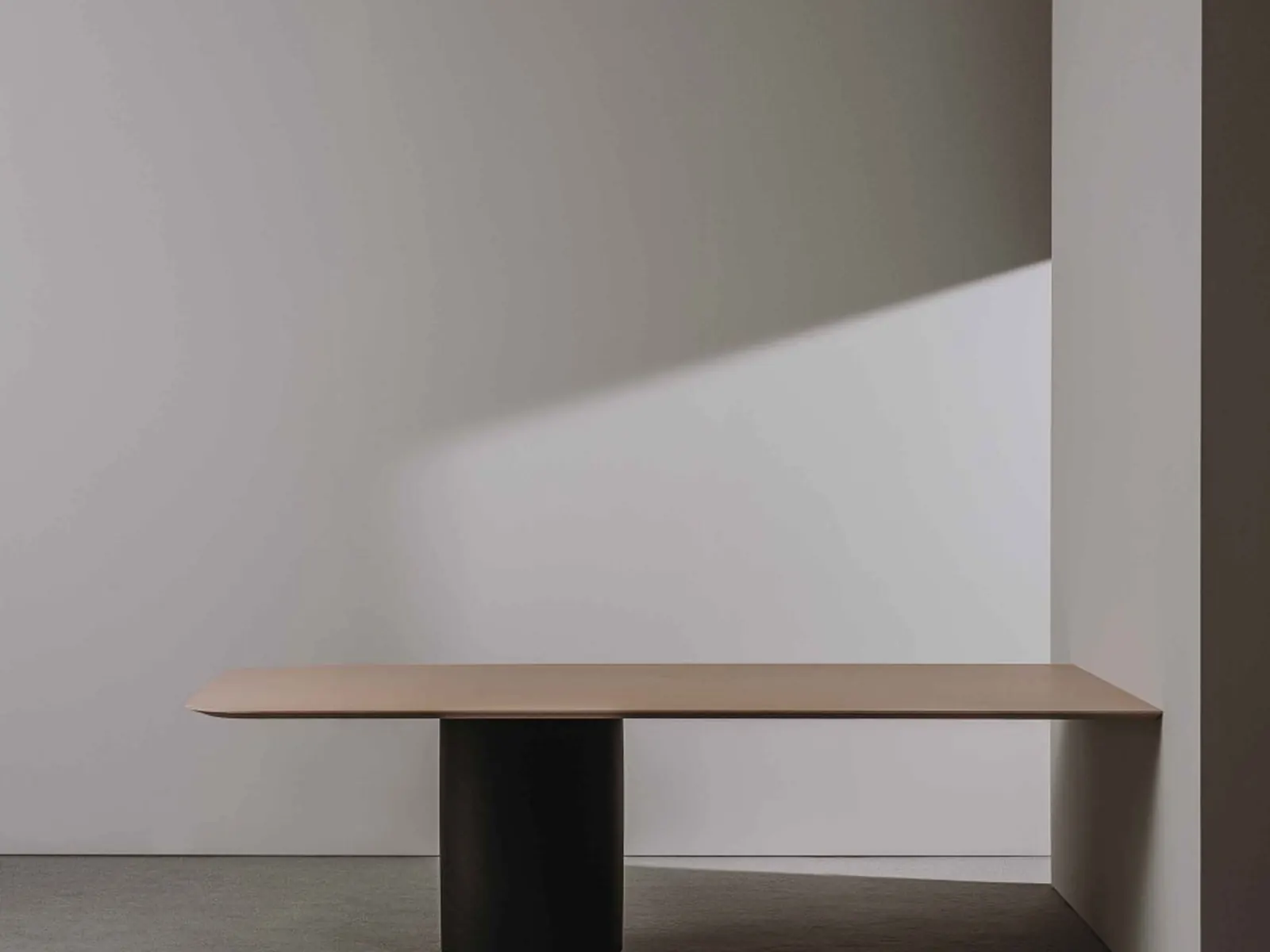 Andreu World Solid Conference Table, vista frontal con sobre de madera