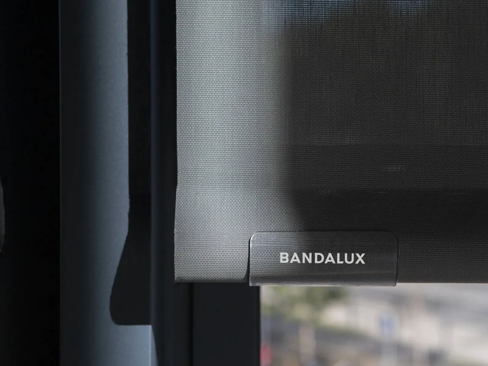 Detalle del guiado y la contera de Bandalux Arion en acero inoxidable