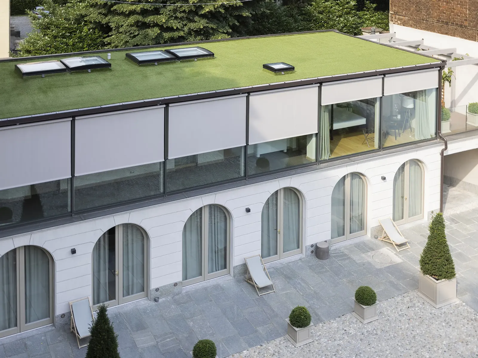 Vista aérea de una vivienda con Bandalux Arion instalado en toda la fachada acristalada