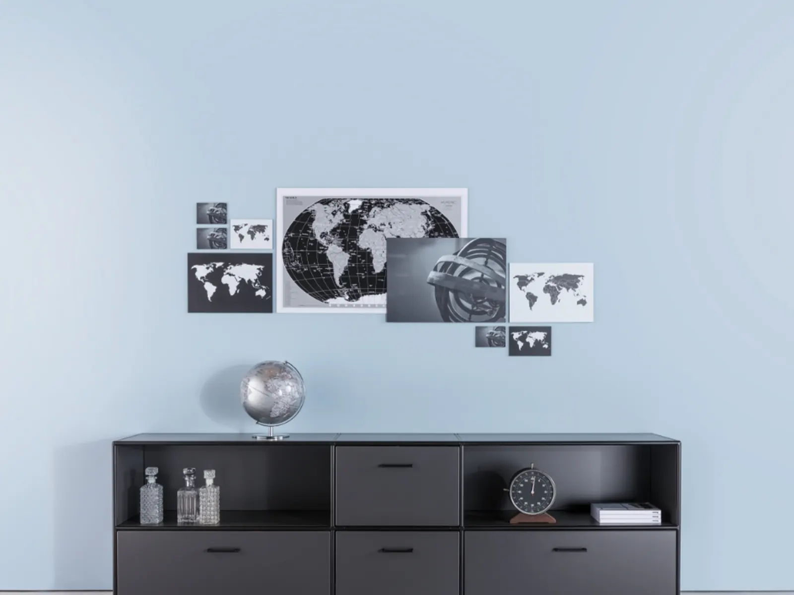 BOSSE Design modul space, aparador oscuro junto a pared azul claro