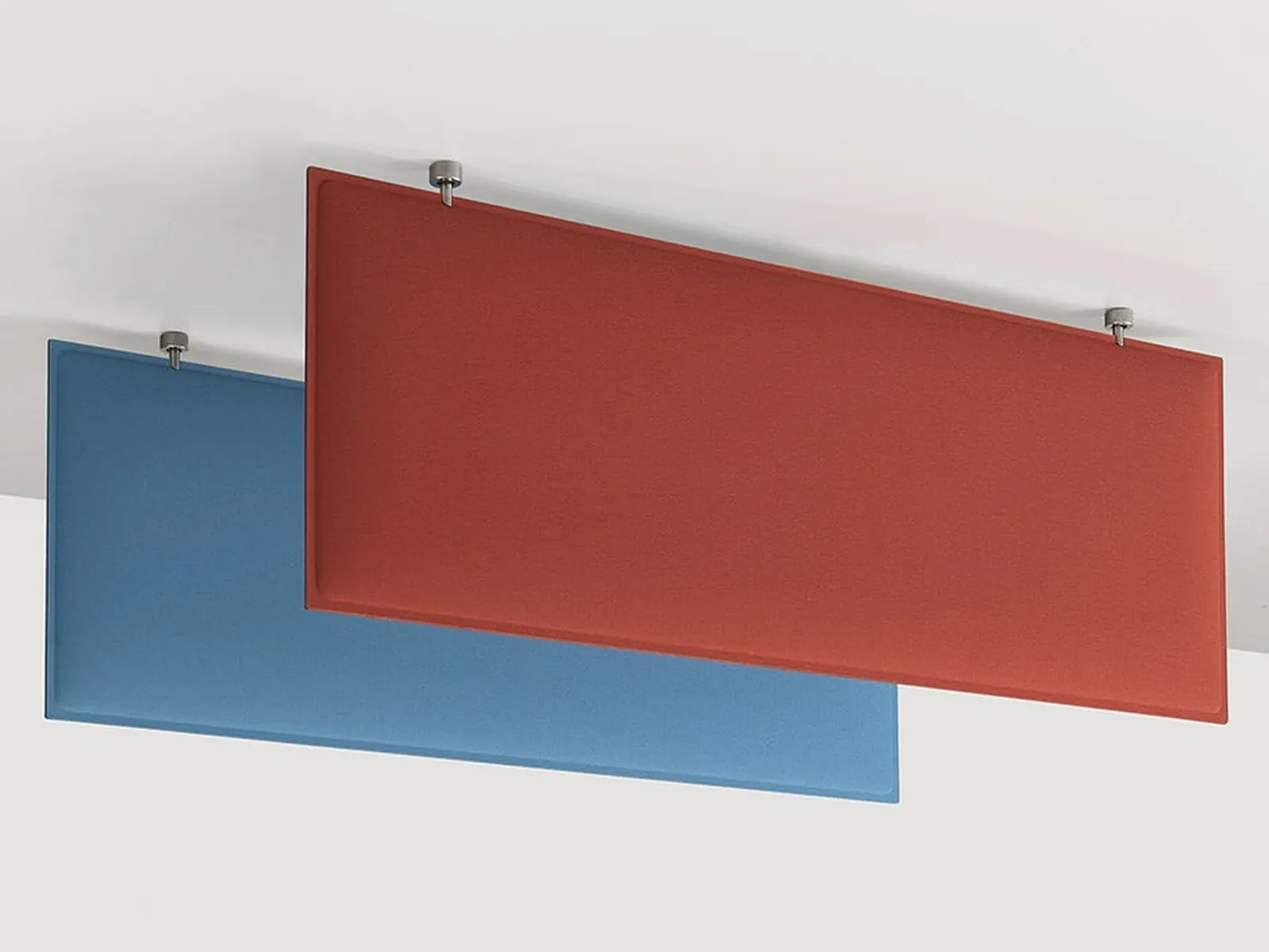 Panel acústico Caimi Baffle Direct 44 anclado directamente al techo, en azul y rojo