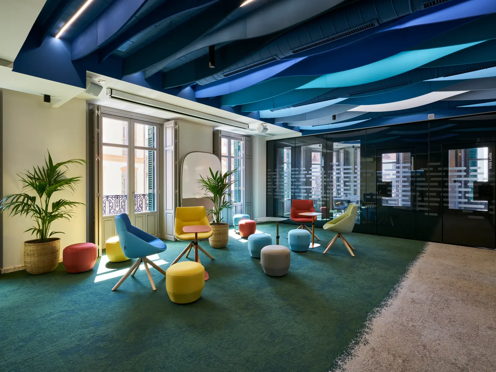 Ecocero Baffle, techo azul en una zona de estar con mobiliario de colores