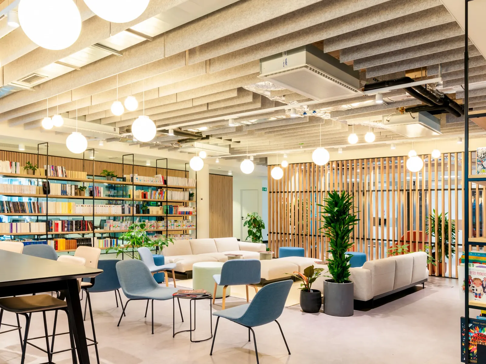 Ecocero Baffle instalado en un espacio de coworking con librerías