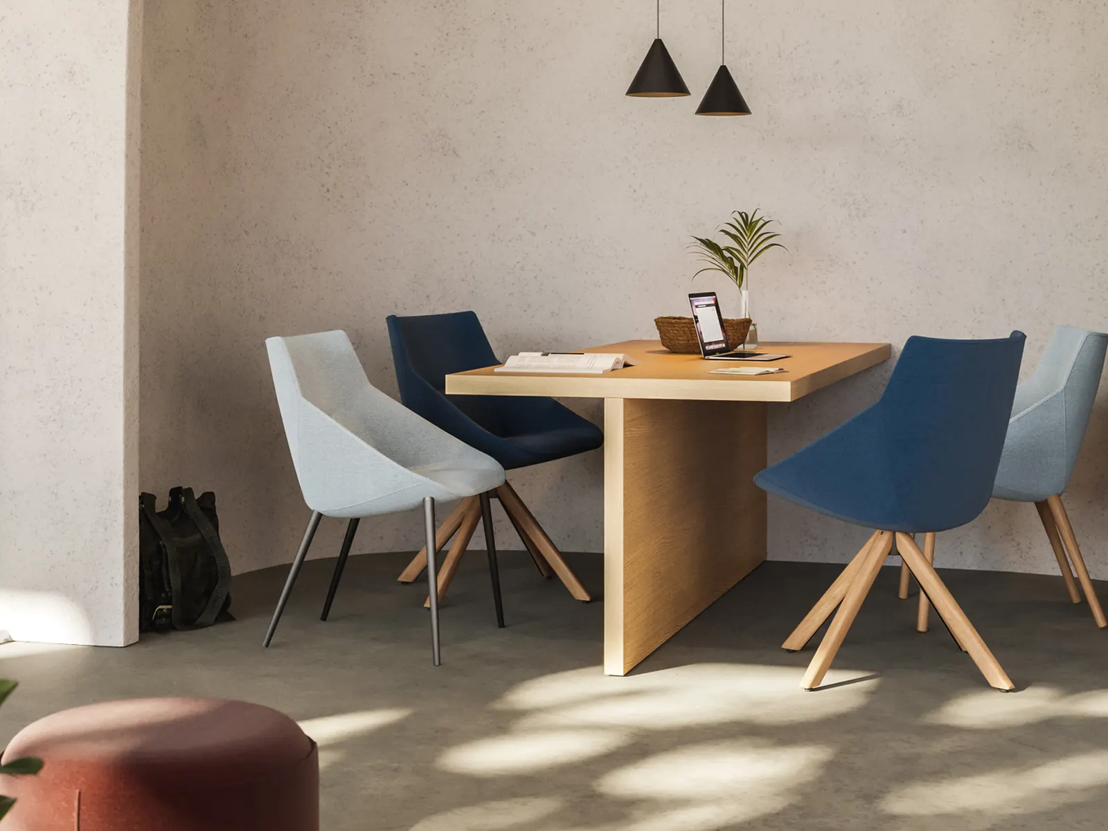 esPattio Bow Chair, varias sillas alrededor de una mesa de reunión