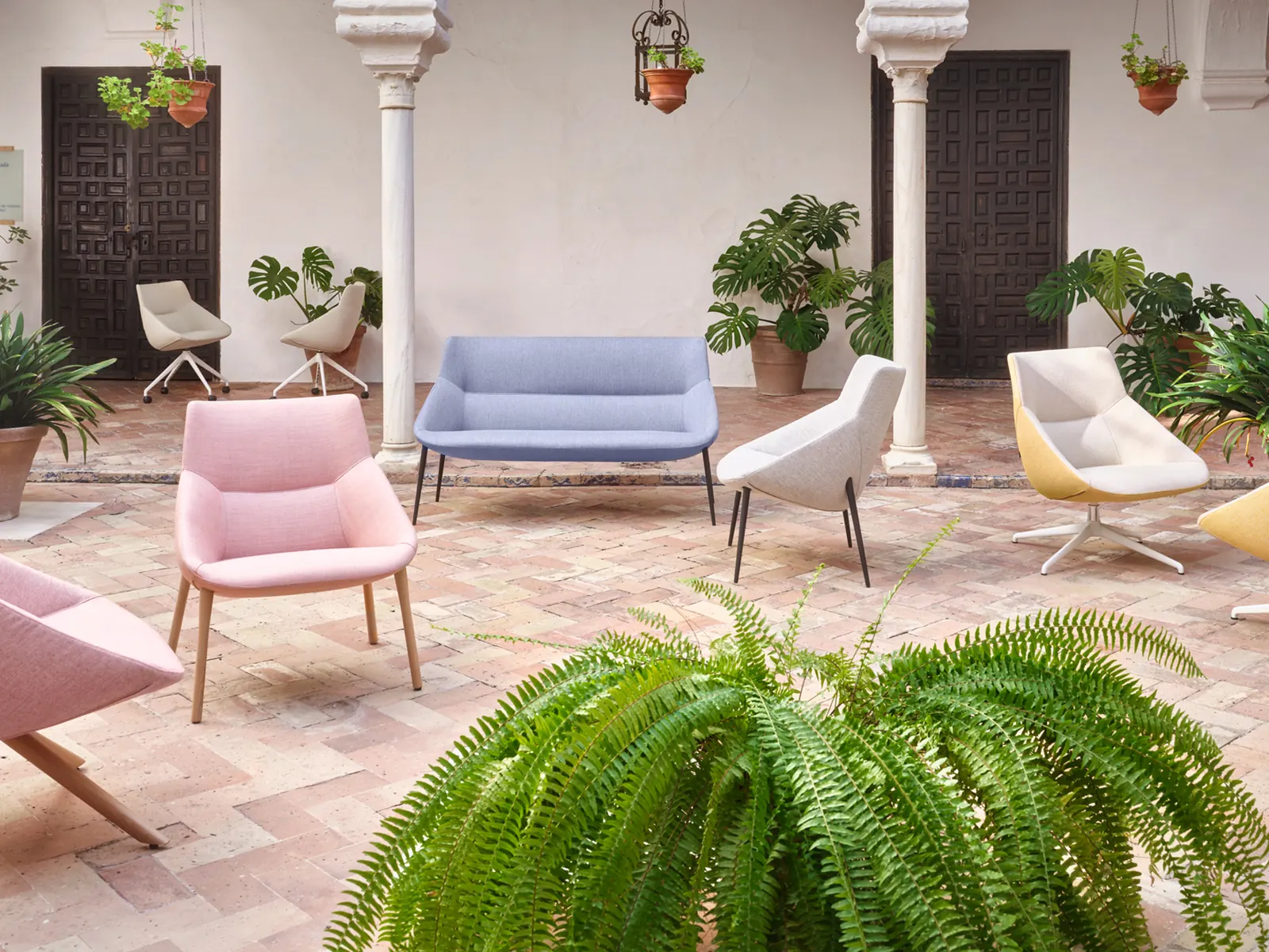 esPattio Bow Lounge, gama en varios colores en un patio