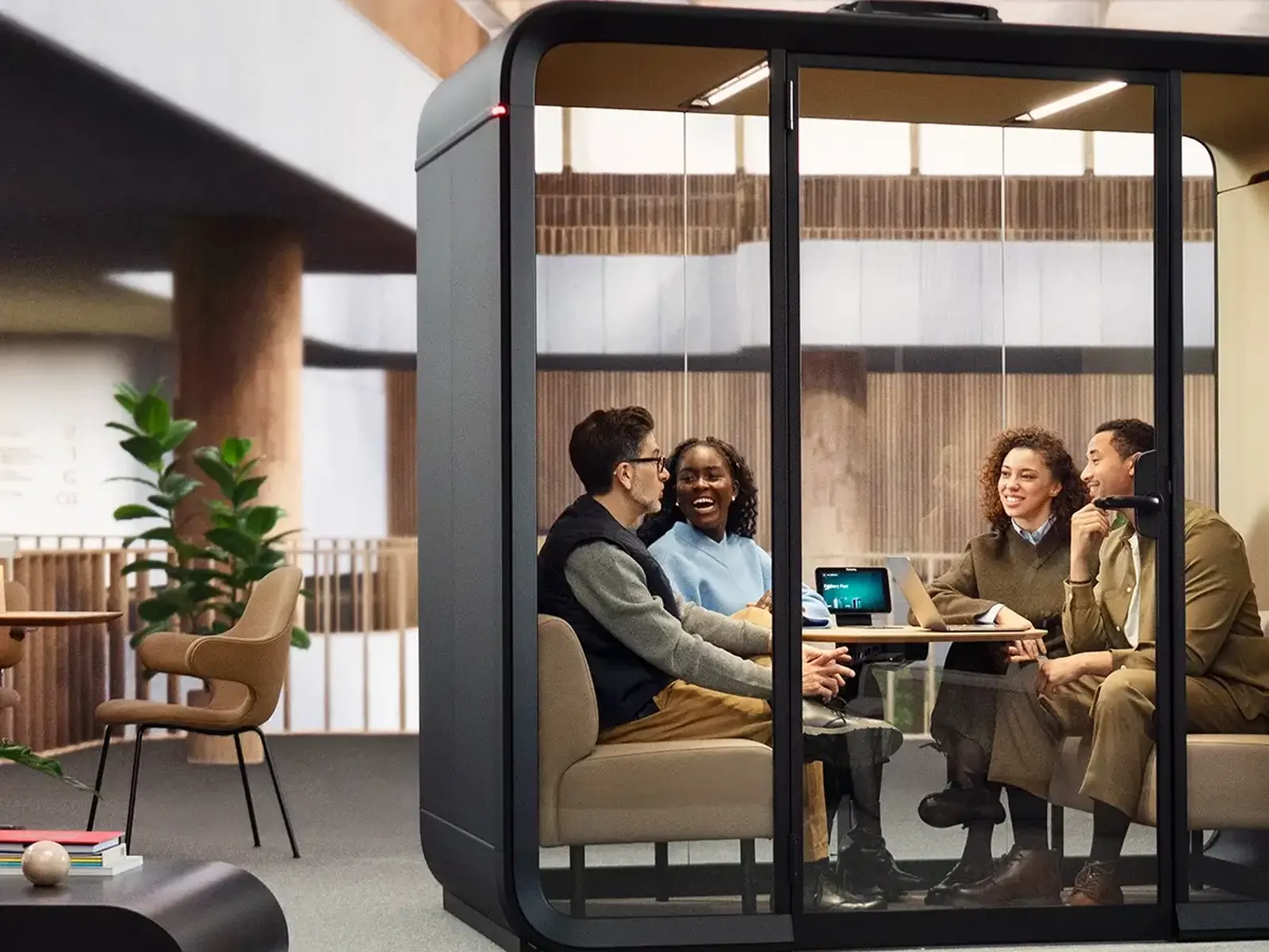 Framery Four, reunión de cuatro personas en el interior de la cabina