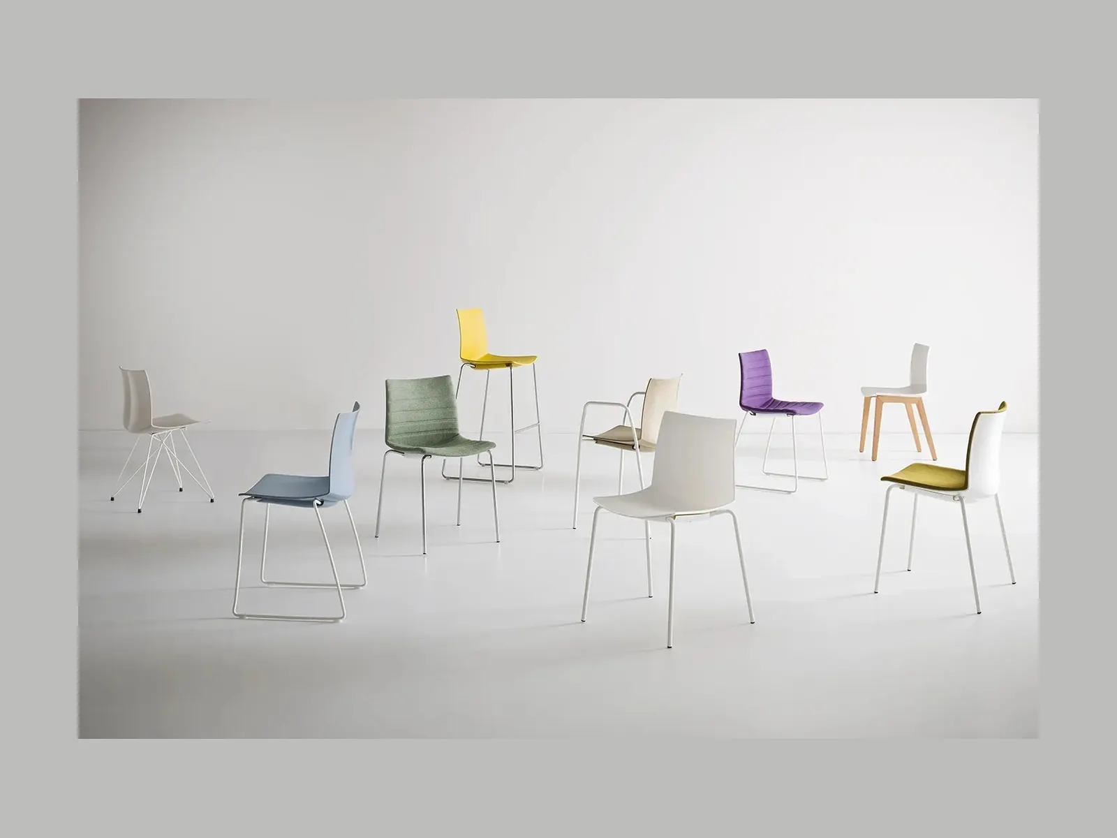 Gaber Kanvas, silla de tecnopolímero en varios acabados sobre fondo de estudio