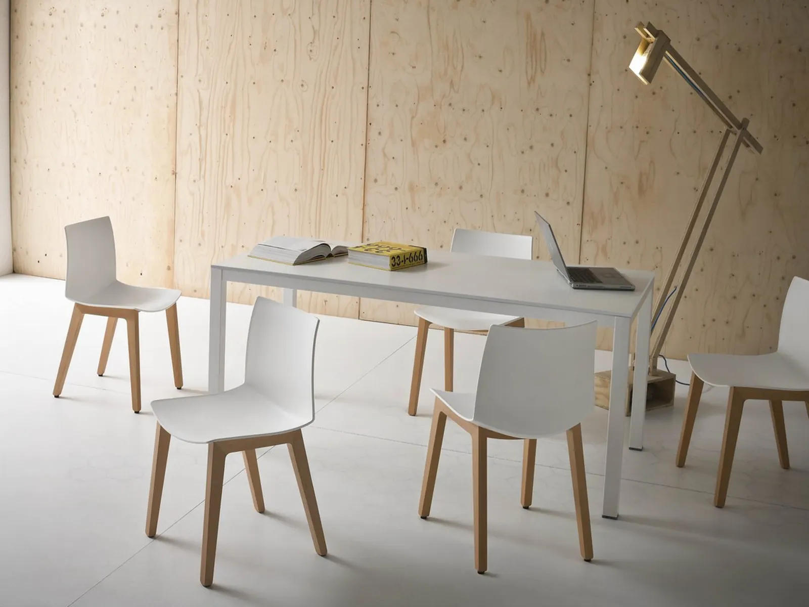Gaber Kanvas, versión con patas de madera en escena de comedor
