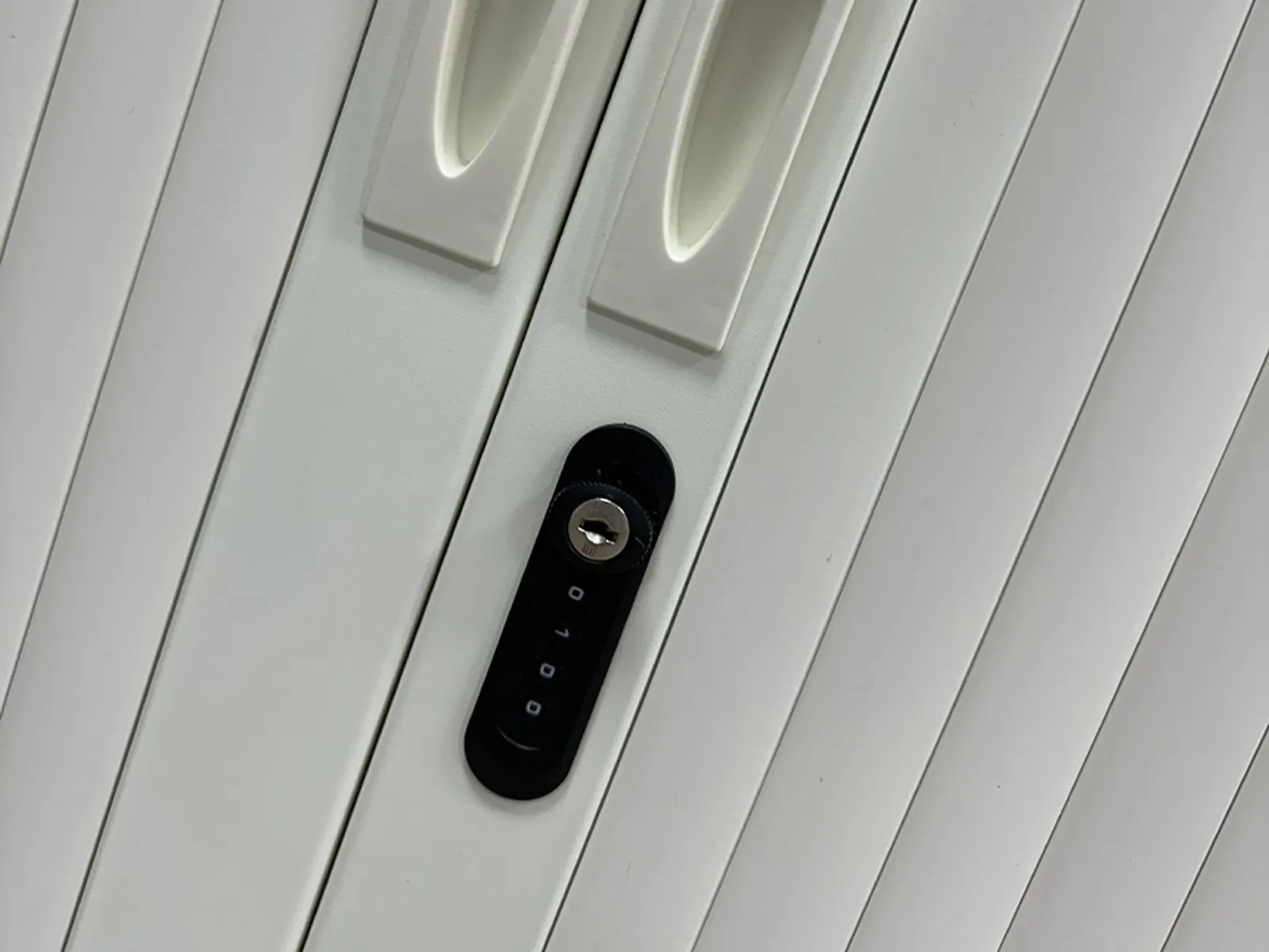 Detalle de la cerradura de combinación del armario Gapsa NG en la persiana
