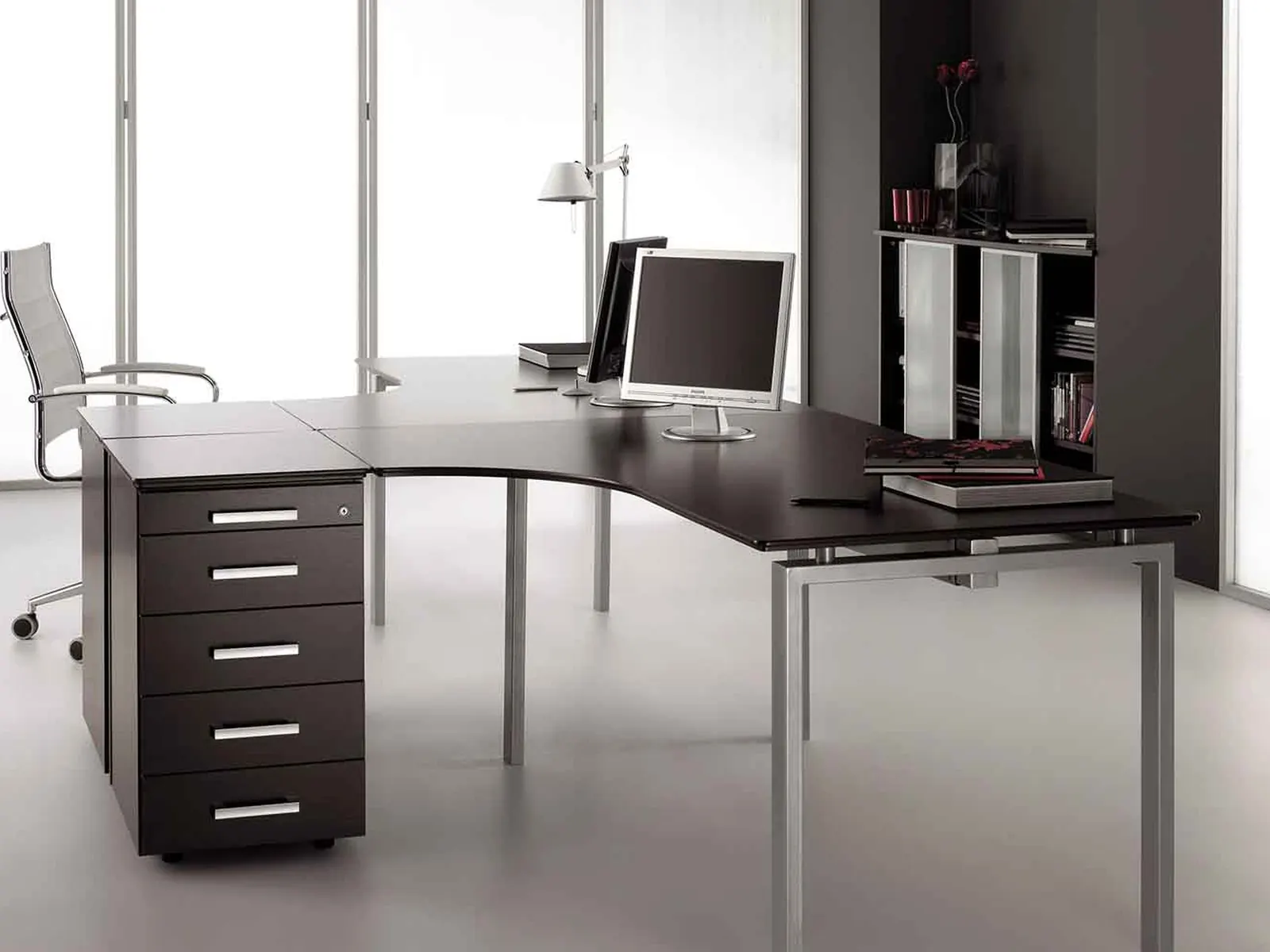 Herpesa R3, mesa compacta en L con pedestal de cajones y estantería