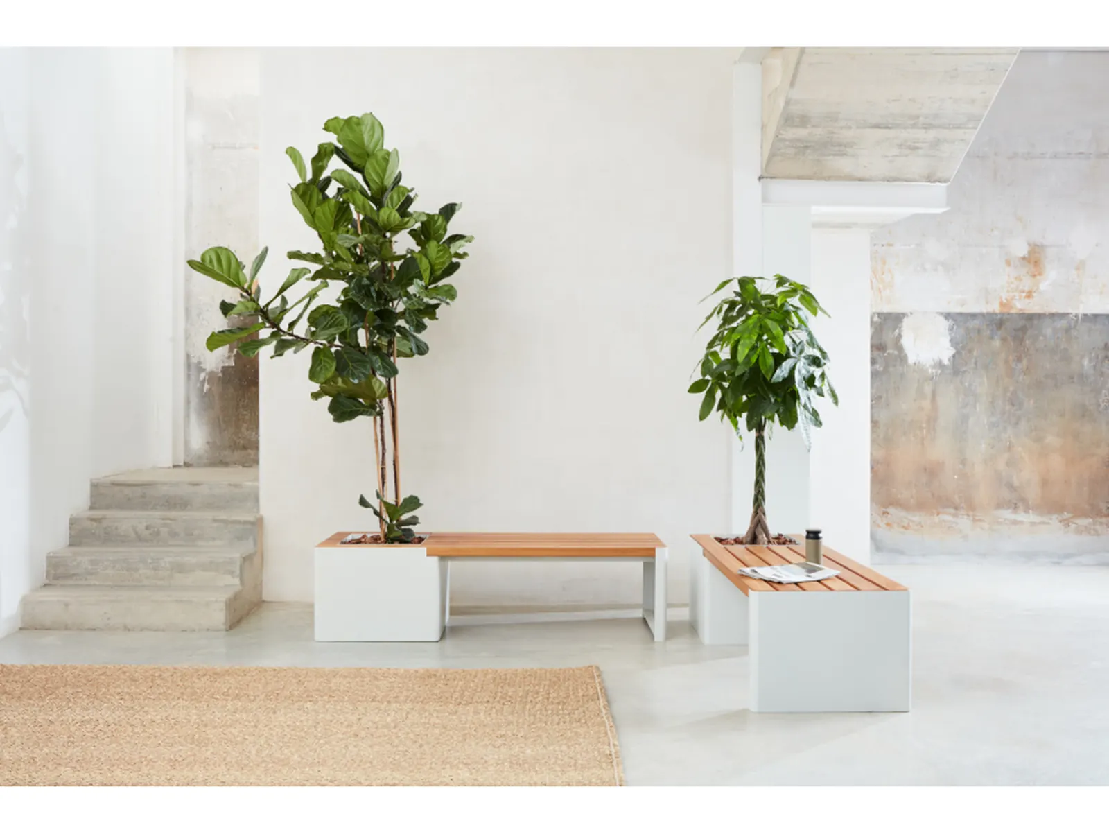 HobbyFlower Woodgreen, bancos con jardinera integrada en un vestíbulo con escalera