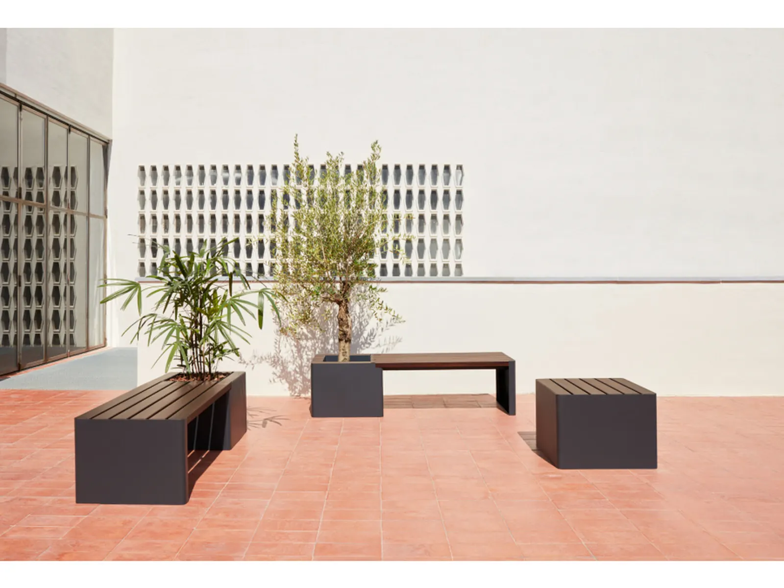 HobbyFlower Woodgreen, composición de bancos y jardineras en una terraza exterior