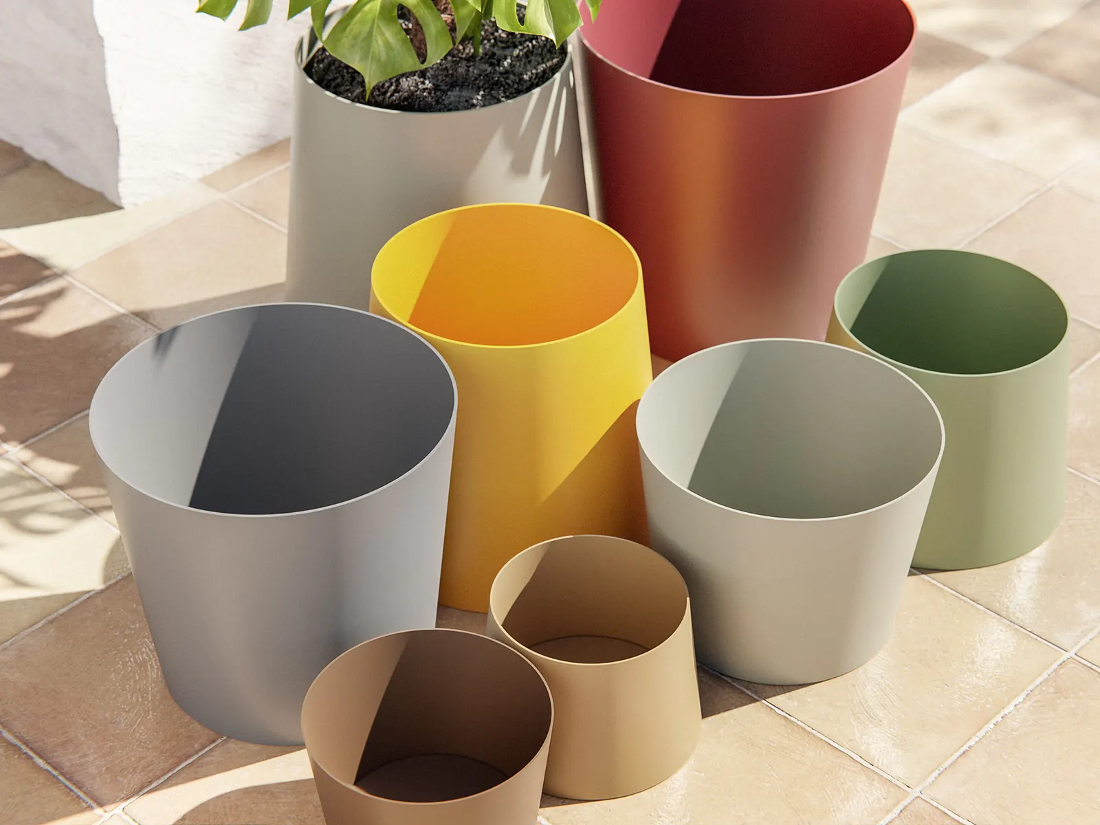 Varias jardineras Made Design Nipori de distintos colores agrupadas en una terraza