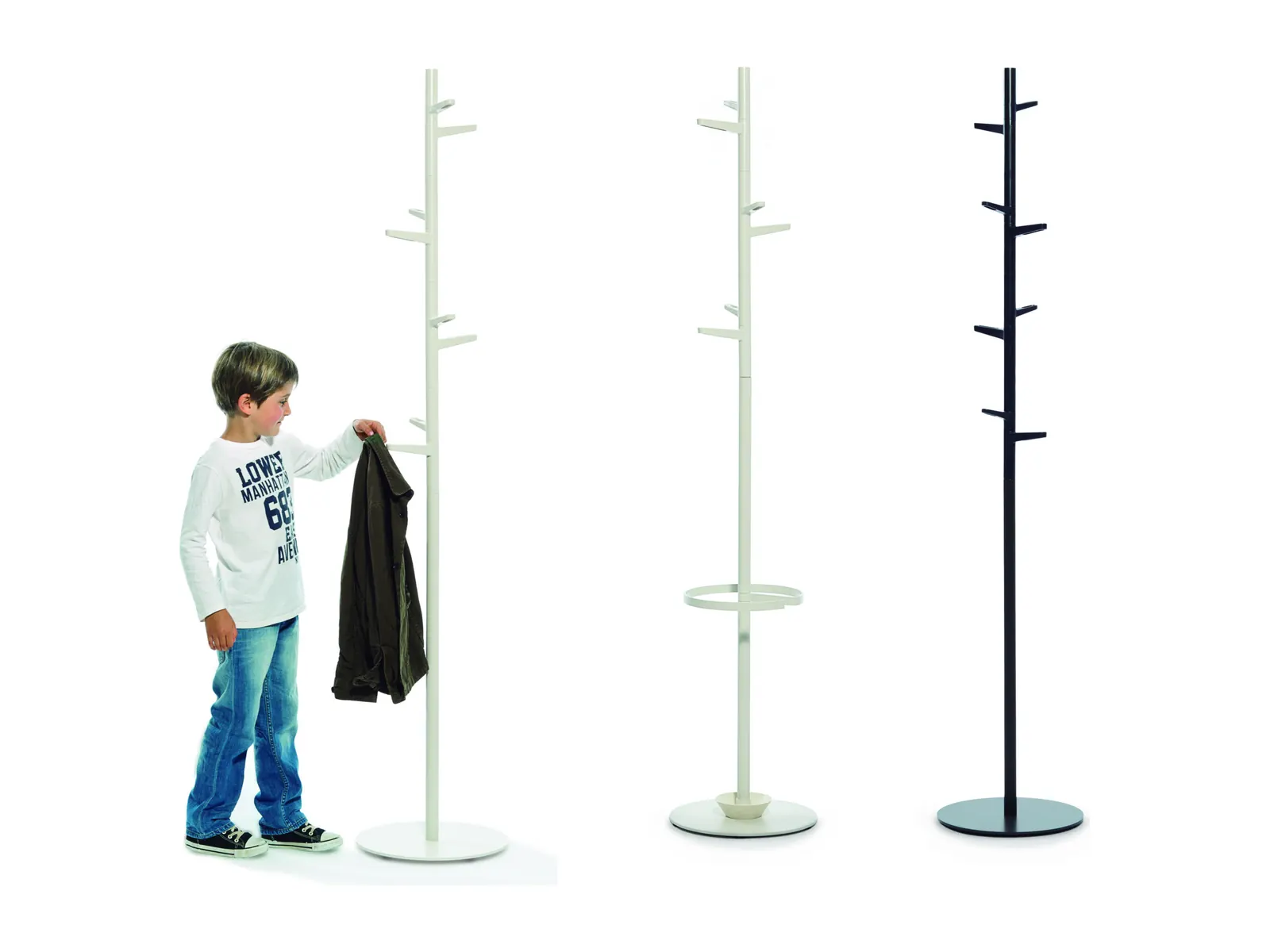 Perchero de pie Made Design Taiga en blanco junto a un niño, como referencia de escala, y versión en negro