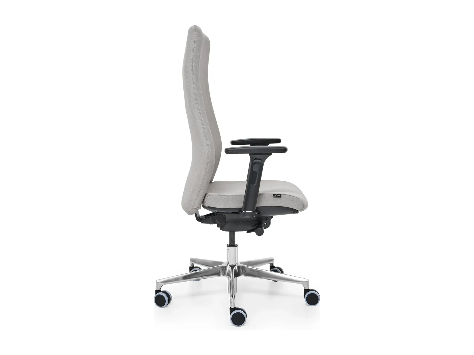 Sillón Alpha en vista lateral trasera, con el brazo regulable y la base de cinco radios pulida