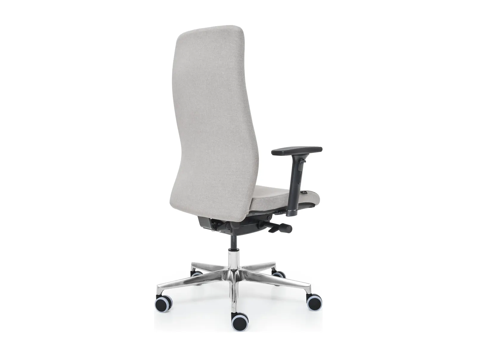 Respaldo alto tapizado del sillón Alpha visto desde atrás, en una sola pieza y sin carcasa trasera
