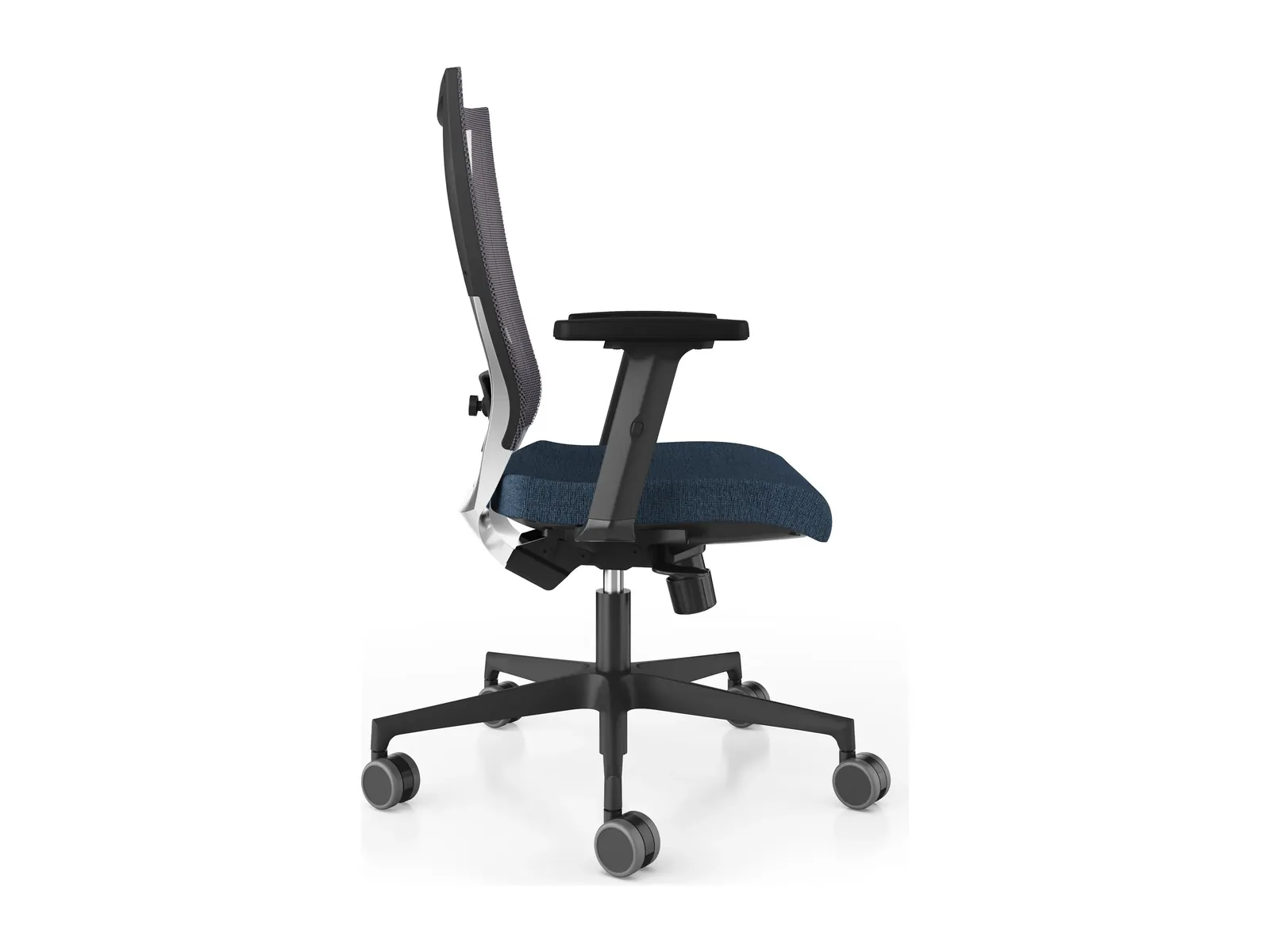 Silla Concept de perfil, con asiento azul, carcasa clara del respaldo y base negra de cinco radios