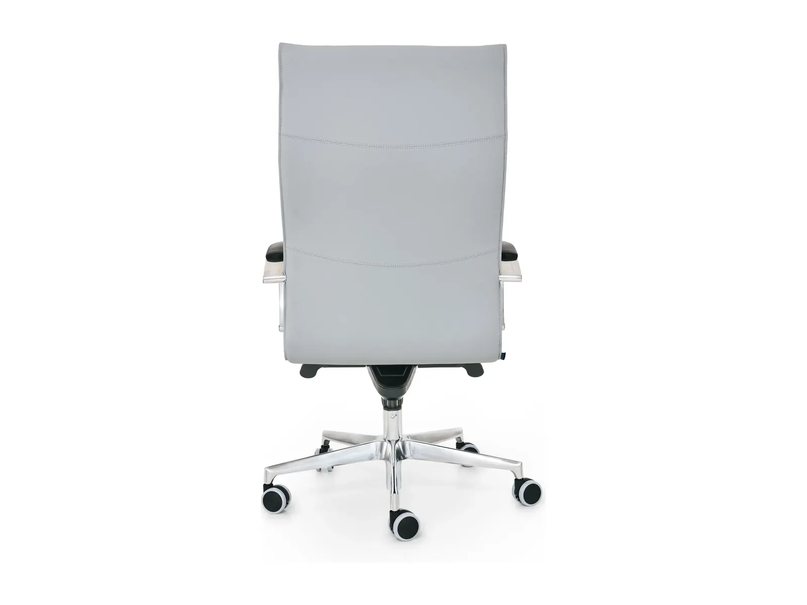 Vista trasera del sillón Oslo, con la espalda tapizada de una pieza y la base de cinco radios